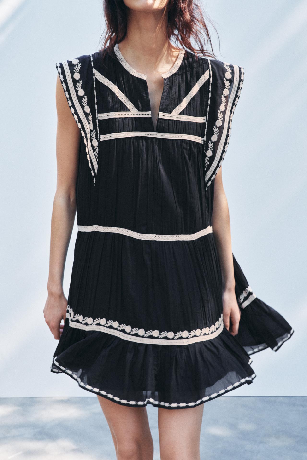 Robe brodée contrastée
