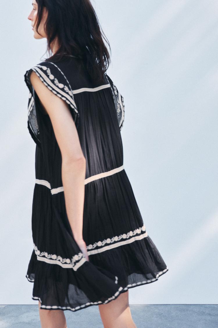 Robe brodée contrastée