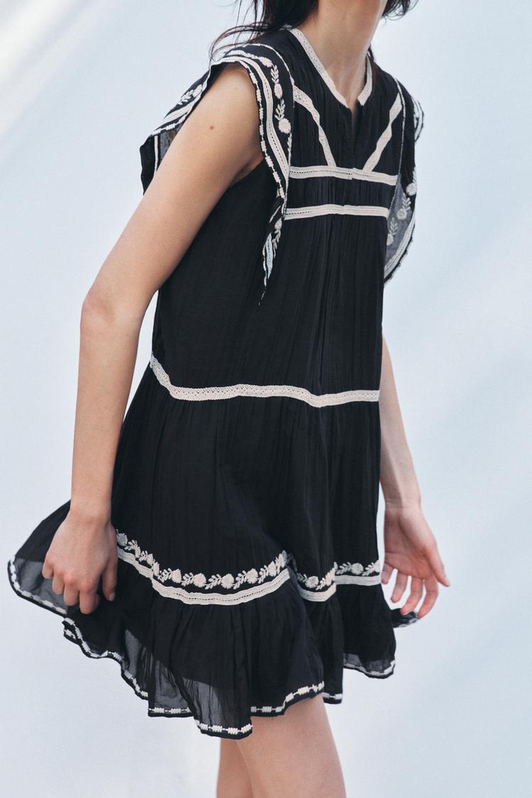 Robe brodée contrastée