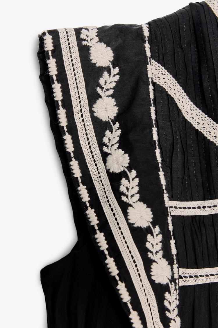 Robe brodée contrastée