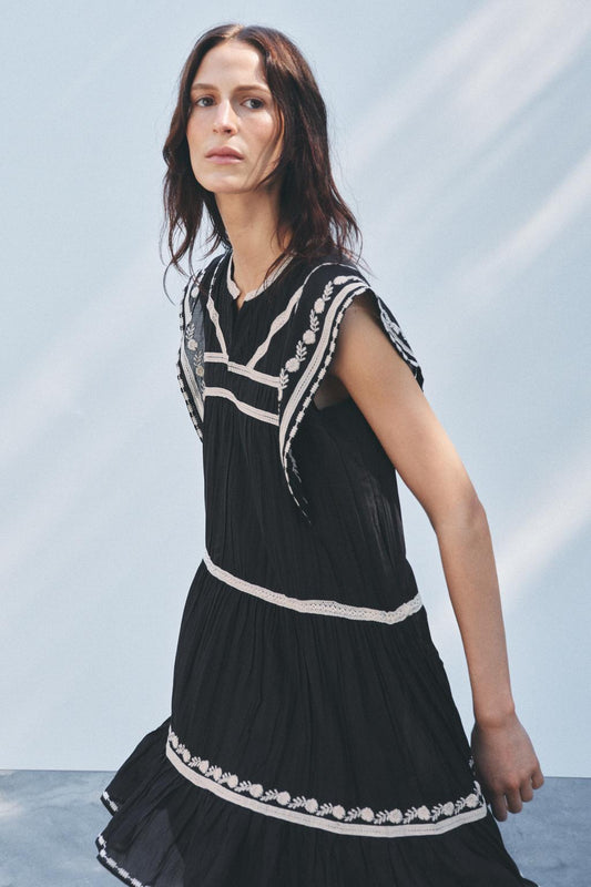 Robe brodée contrastée