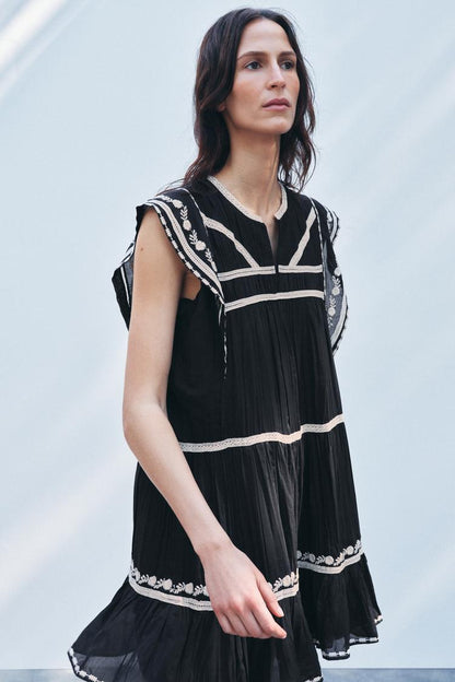 Robe brodée contrastée